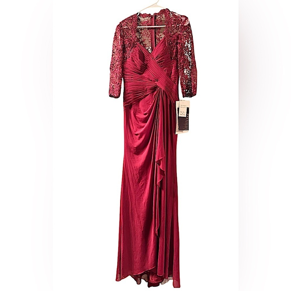 Elegant wine red Lace Evening dress NWT SIZE 8 pit to pit 14in length 48in